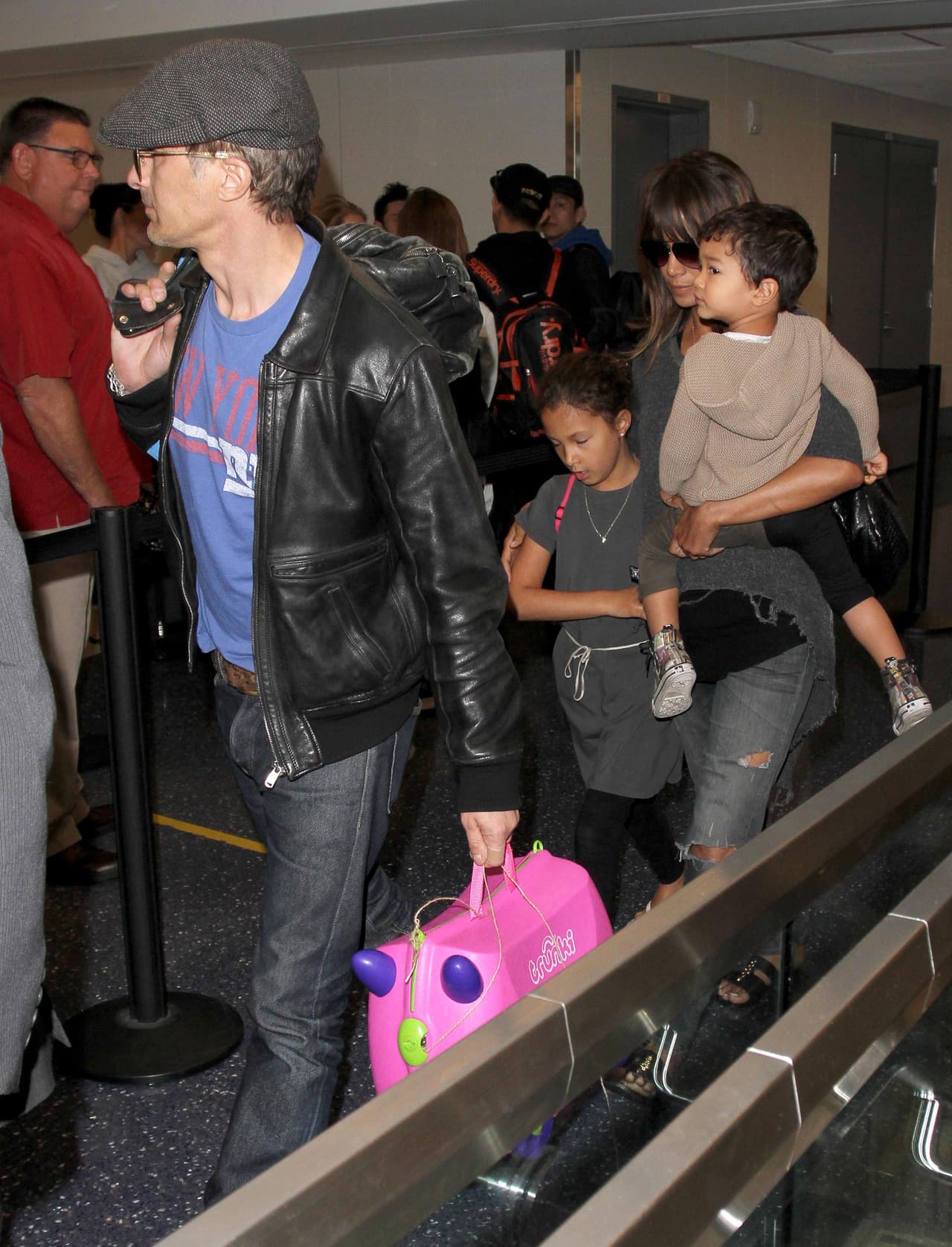 Olivier cargaba con las maletas de los pequeños.