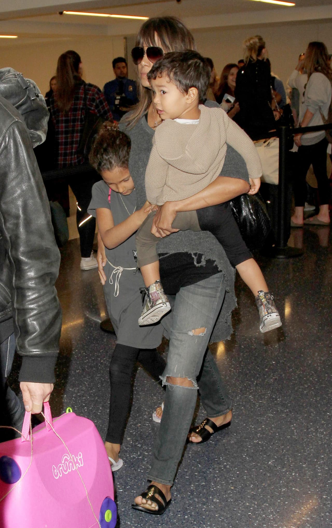 Halle cargaba al pequeño Maceo.