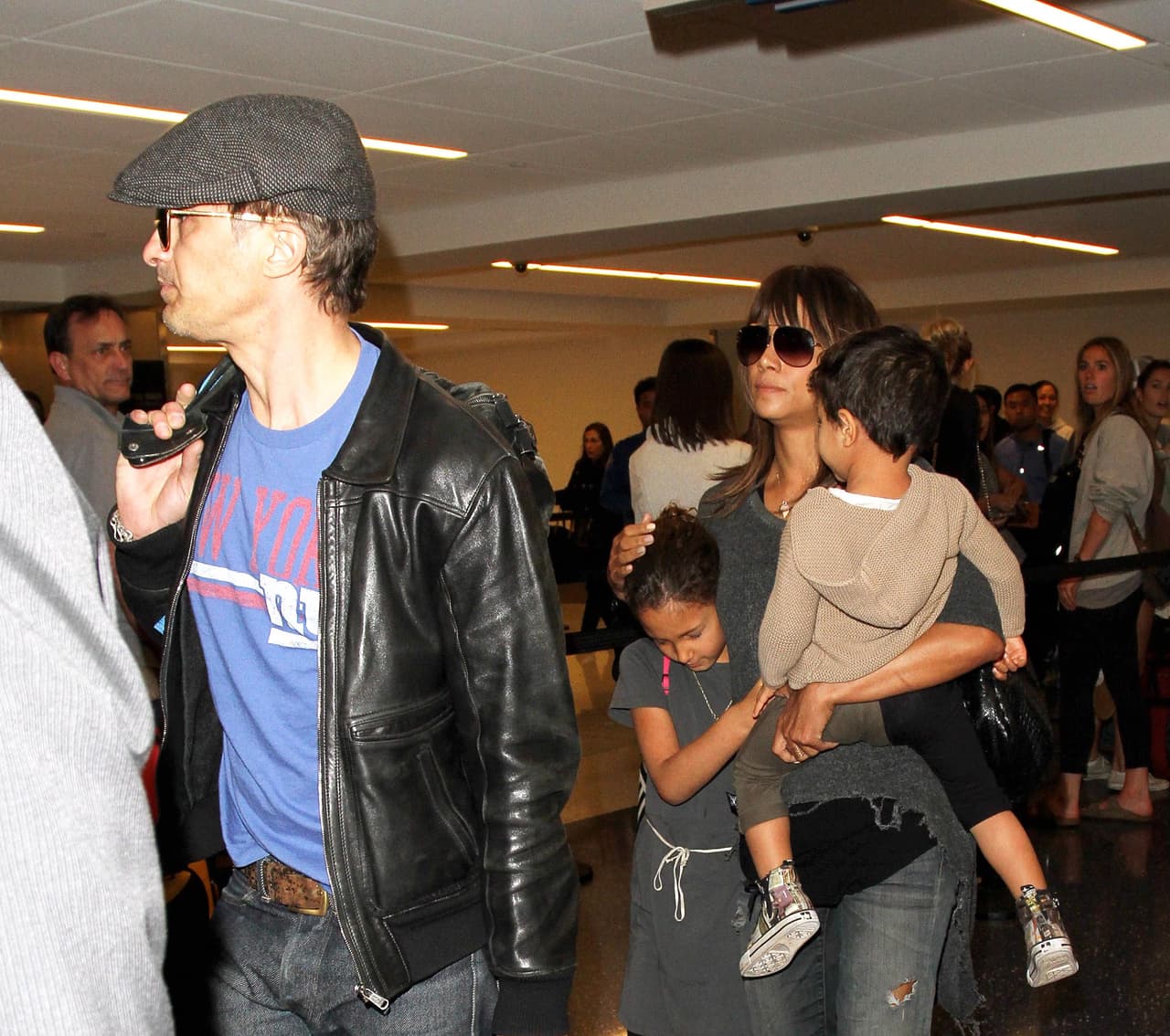 Halle Berry y Olivier Martinez con los pequeños Nahla y Maceo.