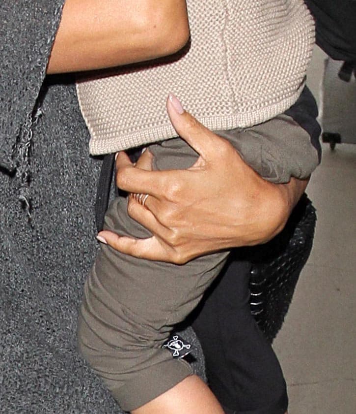 Pero Halle ya no usa su anillo de casada.