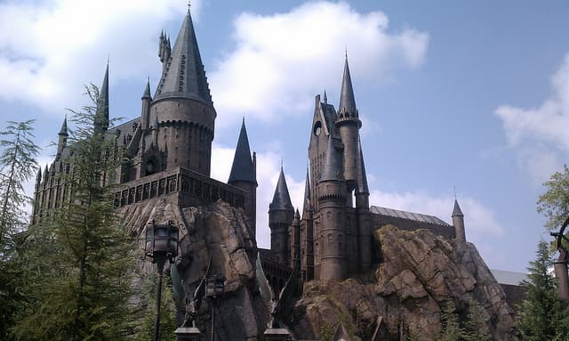 <b>1. Parque temático Islands of Adventure en Orlando, Florida, </b>cuenta con una de las atracciones más populares del mundo: el mágico mundo de Harry Potter (con todo y castillo de Hogwarts). Foto: 
<a href="https://www.flickr.com/photos/angelawyu/">awyu322</a> / flickr.