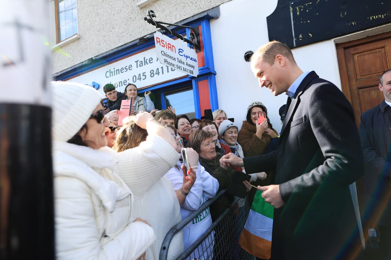 Tras su comentario, se disculpó: "¡Lo siento! Estamos atentos a eso, ¡así que 
<b><a href="https://www.univision.com/noticias/trending/el-spiderman-frances-escala-un-rascacielos-en-barcelona-para-concienciar-del-panico-ante-el-coronavirus-fotos" target="_blank">dinos si tenemos que parar</a></b>!", pidió al paramédico para saber si él y su esposa debían cambiar su dinámica social ante la propagación del virus. 
<br>
