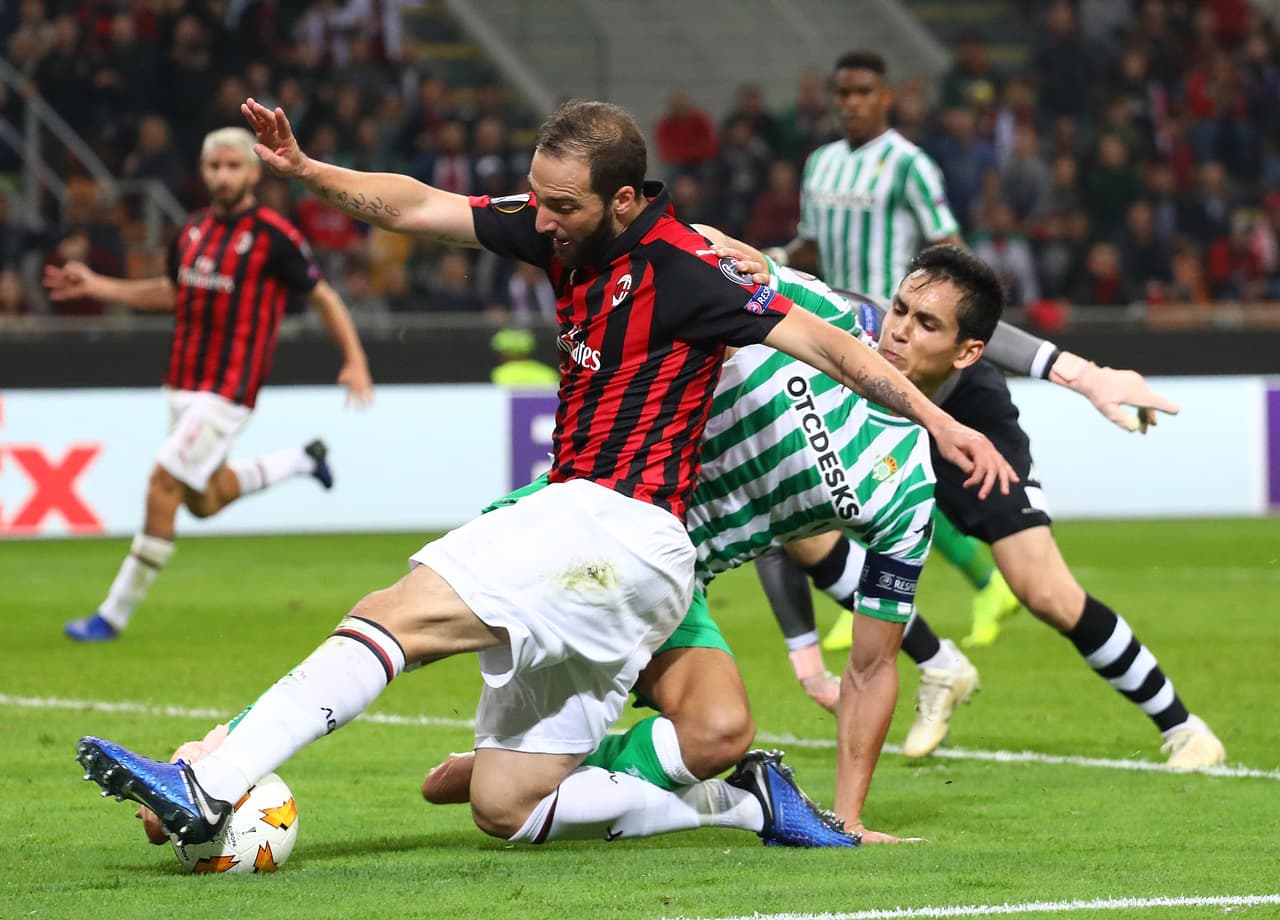 Luego de eludir al portero, el 'Pipita' se qudó sin ángulo de remate y temrinó siendo derribado por el defensor argelino.