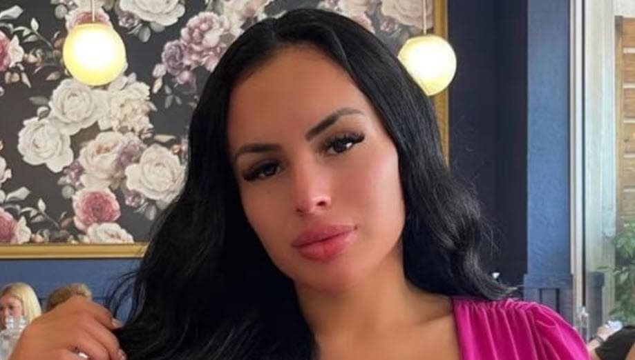 Por ejemplo, en diciembre pasado ella dio a conocer que se sometió a una nueva cirugía estética: "¿Qué me voy a hacer? 
<b>Otro levantamiento de senos</b> y me voy a cambiar mis implantes para ponerme unos más naturales y más bonitos", dijo entonces en su cuenta de Instagram. 
<br>