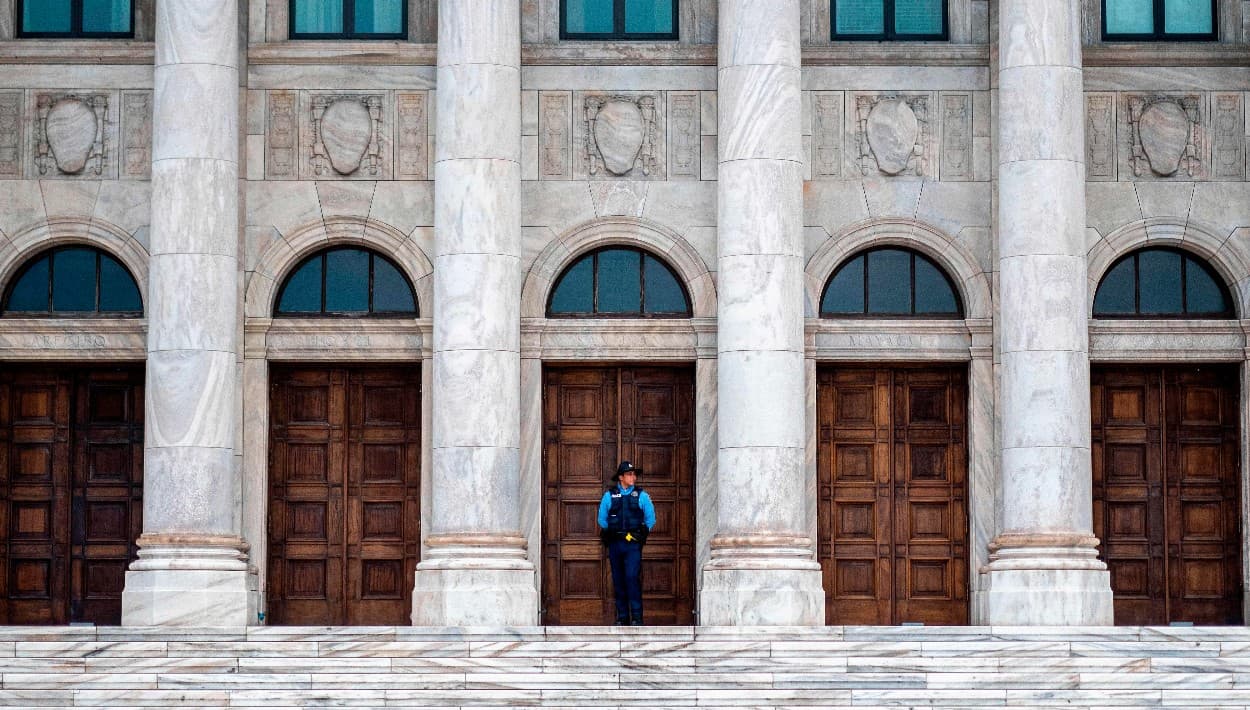 Contagios por covid-19 paralizan el Senado y mantienen en jaque al municipio de Comerío