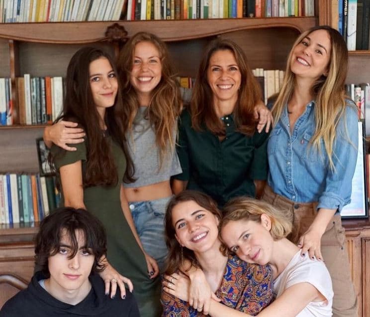Gracias a una foto de su media hermana, la también actriz Tessa Ía, pudimos ver la estrecha relación que comparten entre todos. En esta imagen salen, Tessa (de azul) y Nain (de blanco), hijas de Nailea Norvind y el papá de Camila; Marina Sodi (de gris), Fernanda (de blusa verde), Margaux (de vestido), Louis (sudadera negra)