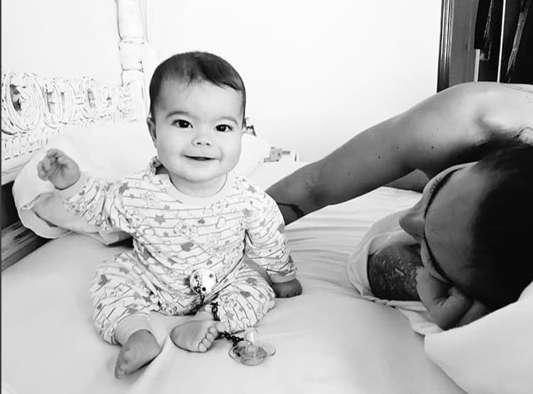 Mila Mayer vive con su madre, pues su papá estuvo en una especie de retiro, como lo ha comentado su padre, fue el 17 de julio cuando se reencontró con su hija.