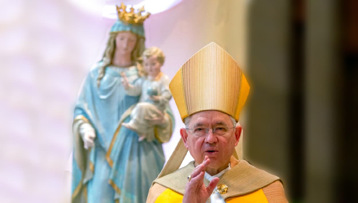Bendiciones y claveles para las madres en la catedral Nuestra Señora de los Ángeles