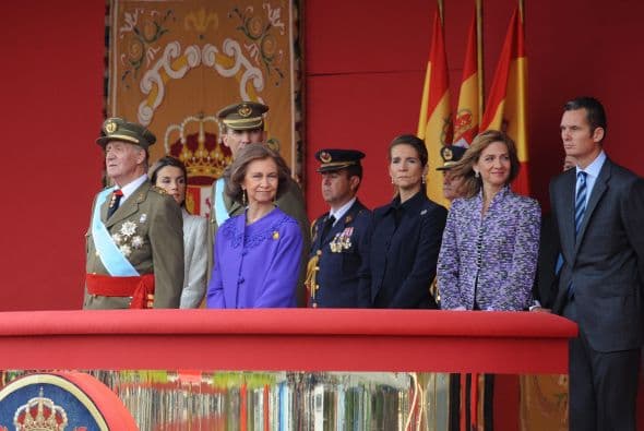 El Rey no desembolsa de su dinero para pagar las cuentas de luz ni gas del Palacio de La Zarzuela, ni de cada una de sus residencias, ya que todo lo cubre el Patrimonio Nacional español; así mismo no gasta ni un centavo en cuestión de seguridad ya que de ello se hacen cargo los ministerio del Interior, Defensa y Hacienda.