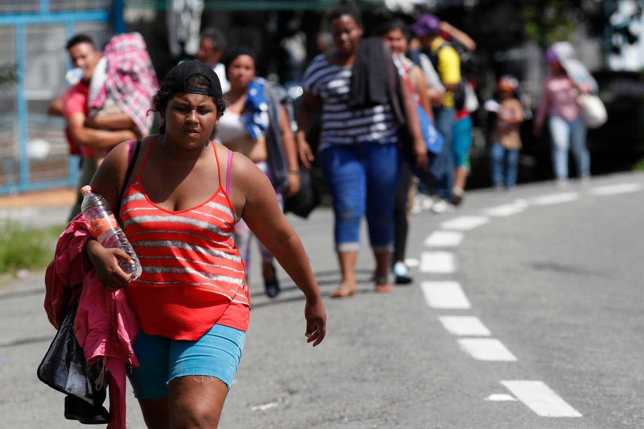 Este domingo caminaron 45 kilómetros de Ciudad Hidalgo a Tapachula, en medio de un fuerte calor, tomando breves descansos.