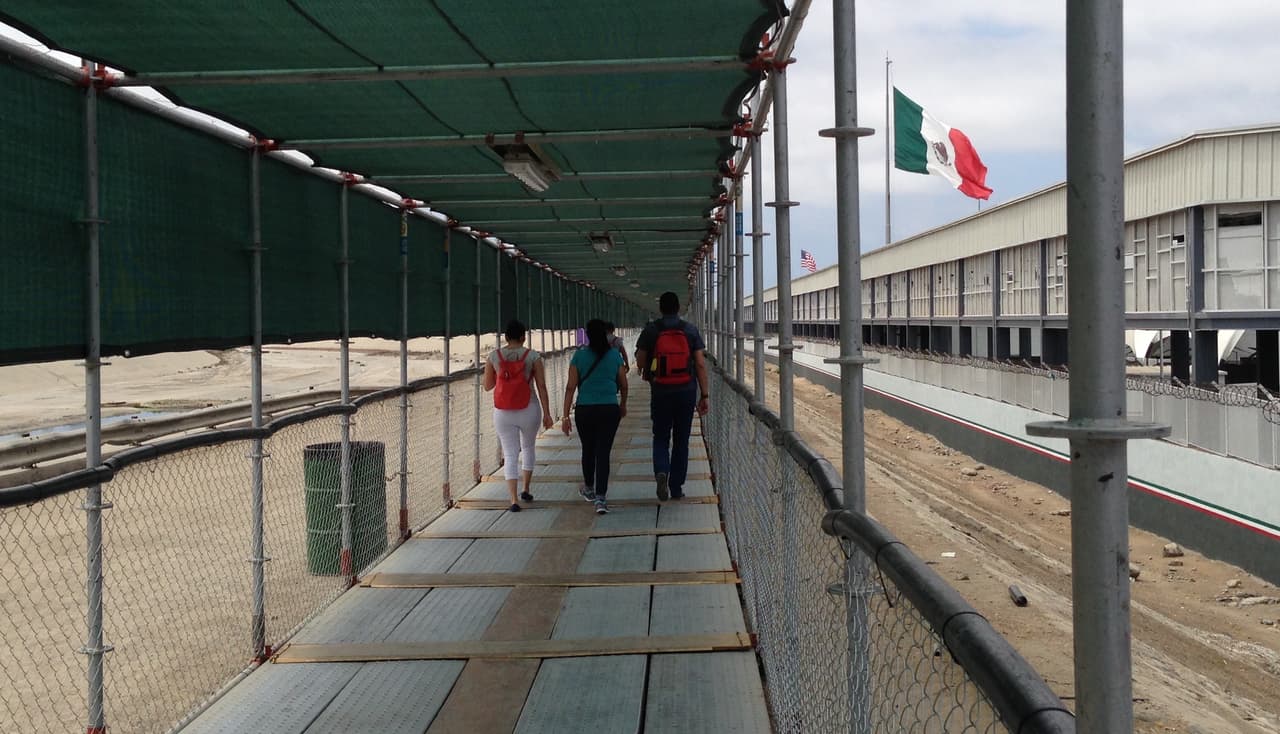 Un pasadizo de tablones y láminas.