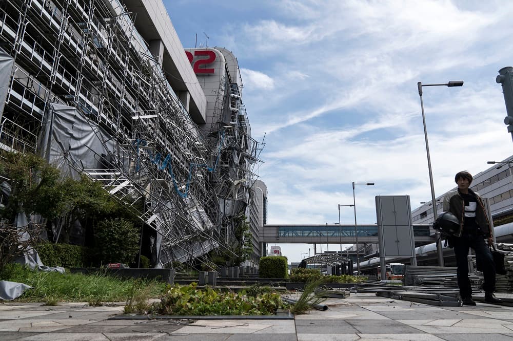 El tifón Faxai castigó a la costa oriental de Japón la madrugada del lunes, especialmente a la prefectura de Chiba, al noroeste de Tokio, causando graves interrupciones en el servicio de transporte público.