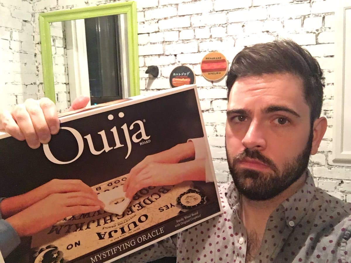 El autor recurrió a todos los remedios caseros y esotéricos, desde humo de salvia blanca para purificar espacios y alejar la negatividad, hasta la güija. "Compré esto, a pesar de las advertencias de la gente en contra. No tengo planes de usarlo, pero al menos lo tengo", dijo en referencia a la tabla de espiritismo.