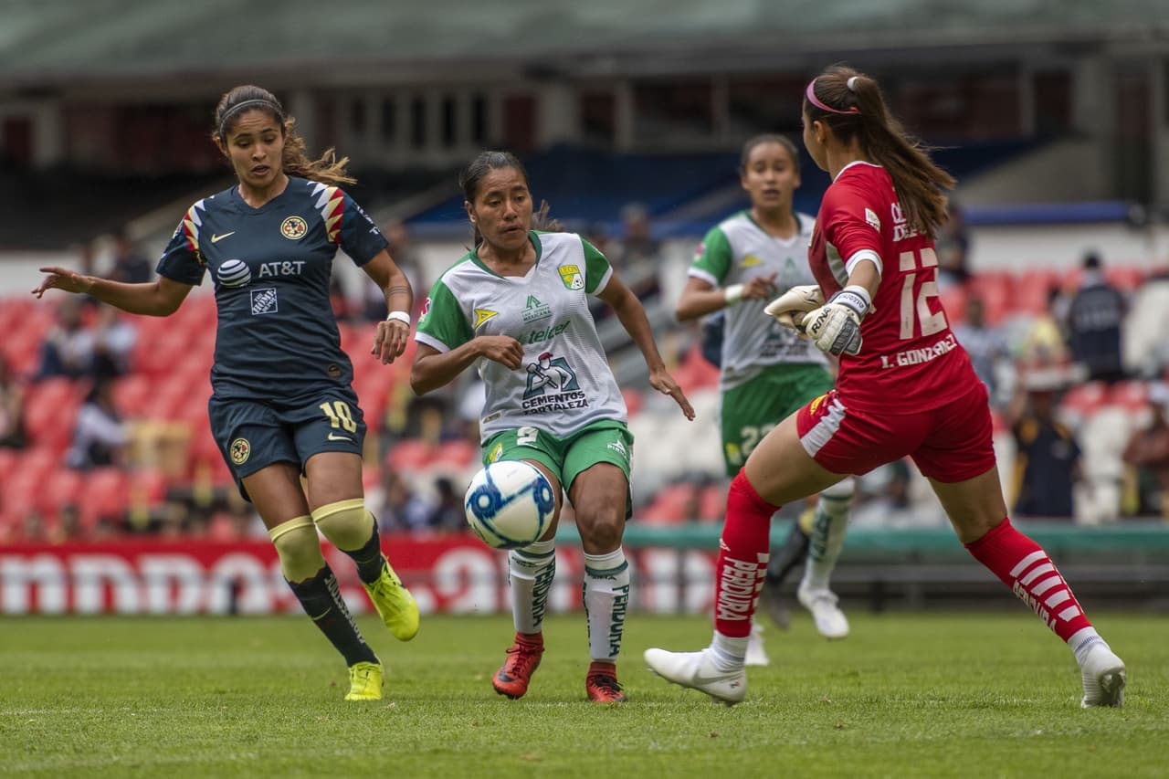 Cecilia Santiago, quien ahora juega para el PSV Eindhoven, fue la jugadora más joven en jugar un mundial femenil al contar con sólo 16 años en la Copa del Mundo 2011.