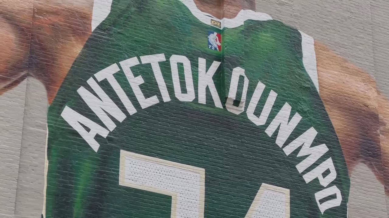 "Este es un jugador muy grande de Milwaukee. Él tiene una historia muy cercana a la gente mexicana. 
<b>Era un inmigrante y por eso él tiene mucho impacto y mucho que enseñar a los inmigrantes aquí.</b> Que sí se puede hacer una vida buena, con buen trabajo. Él vino aquí cuando tenía 18 años", explica Mauricio. 
<br>