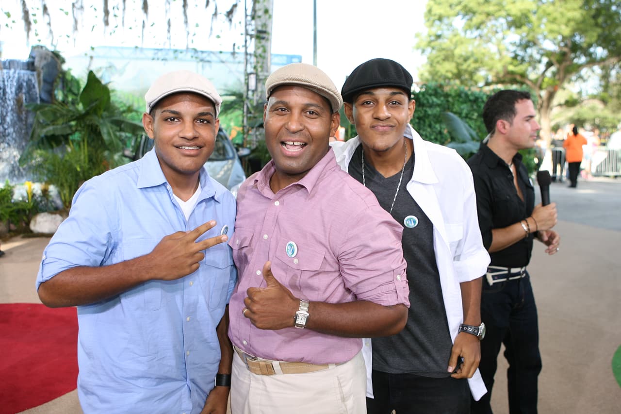 Tony Dandrades es otro de nuestros talentos que con los años hemos visto los distintos looks que ha llevado a la alfombra. Así lo vimos en 2008 con una camisa rosa, gorra y pantalones claros.