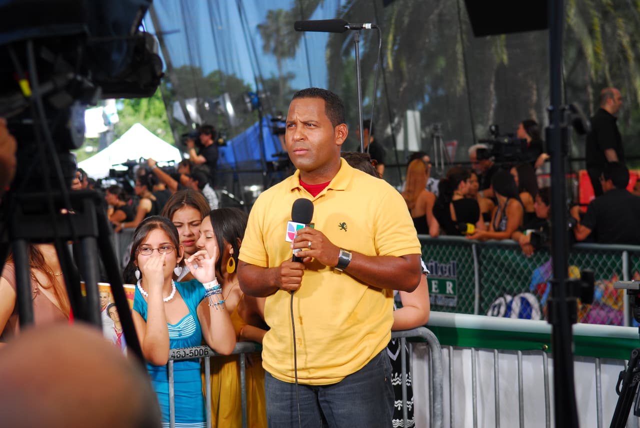 En 2009 lo vimos muy concentrado reporteando en la alfombra con este look de playera amarilla y pantalones gris oscuro.