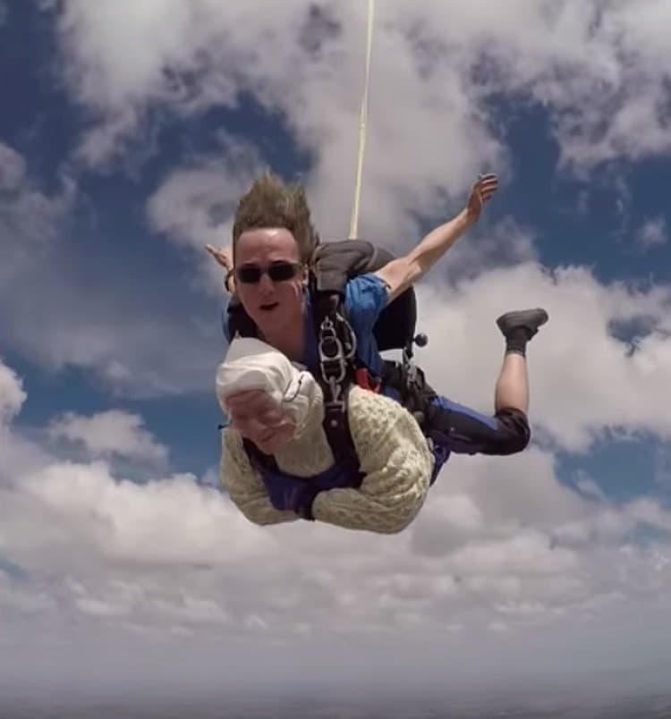 369,113 saltos en paracaídas a 17,000 pies sobre el nivel del mar, equivalentes a 22,146,780 segundos de pura adrenalina.