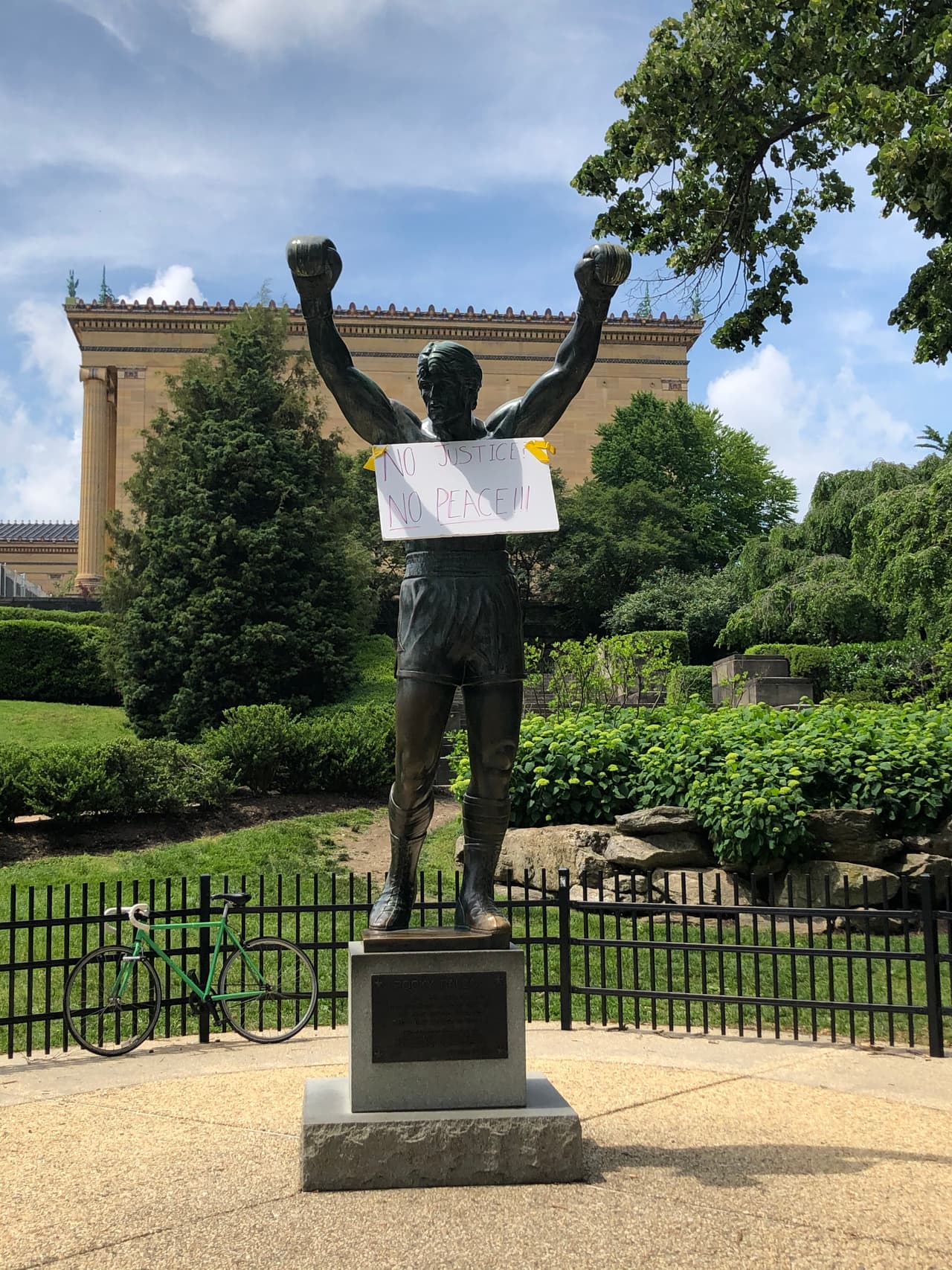 La emblemática estatua de Rocky Balboa, uno de los espacios más visitados en Filadelfia, lucía un cartel que leía “No justicia, no paz”. 
<br>