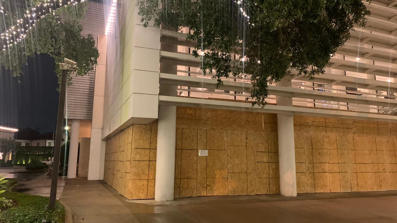 Durante la jornada del domingo, se comenzó a tapar las tiendas para intentar evitar que grupos de personas fueran a cometer actos de vandalismo o saqueos.