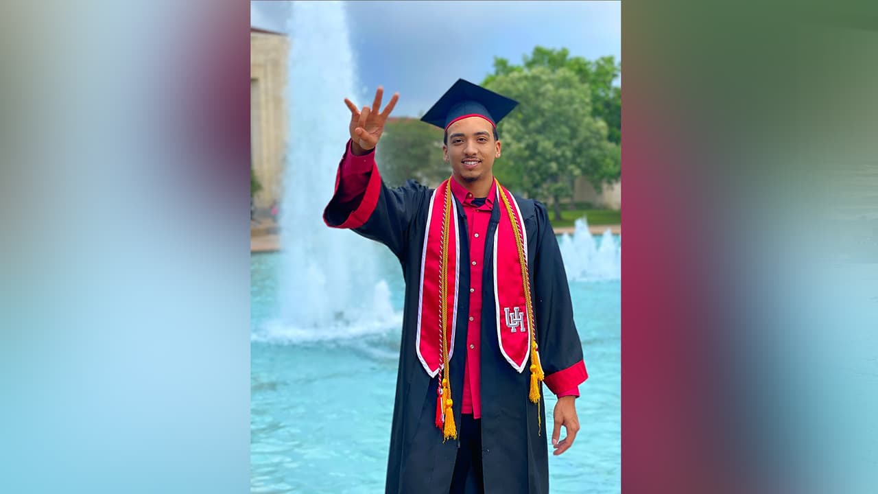 “Después de un balazo, cambiarme de 
<b><a href="https://www.univision.com/local/houston-kxln/la-pandemia-del-coronavirus-destaca-el-trabajo-de-la-mujer-como-enfermera-revela-un-estudio-video">universidad</a></b>, perder y adquirir nuevas becas, finalmente me gradué libre de deudas”, señala Ikner en sus redes sociales.