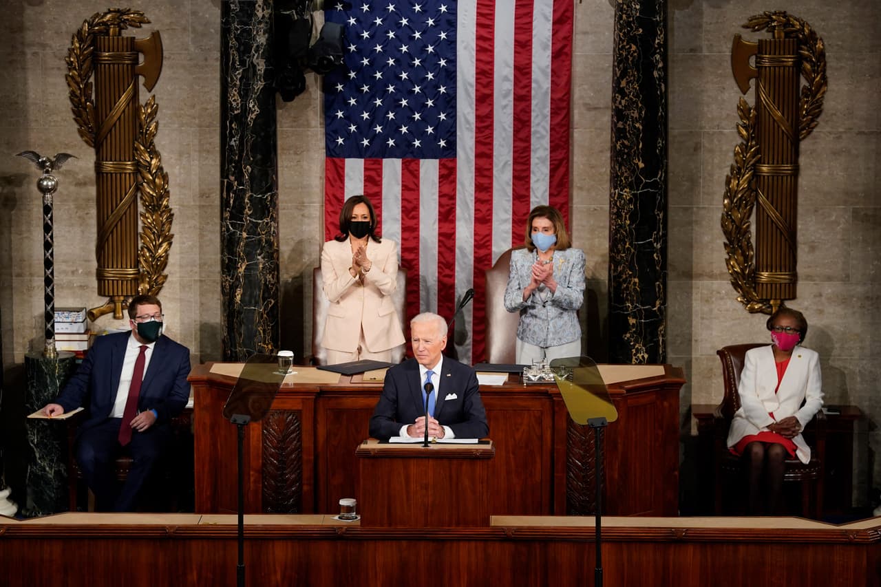 Biden también defendió su plan de infraestructura, el que, asegura, EEUU necesita para competir con China. Además, en materia de impuestos, afirmó que su propuesta de reforma fiscal no busca castigar a nadie, "pero no agregaré a la carga impositiva que enfrenta la clase media".