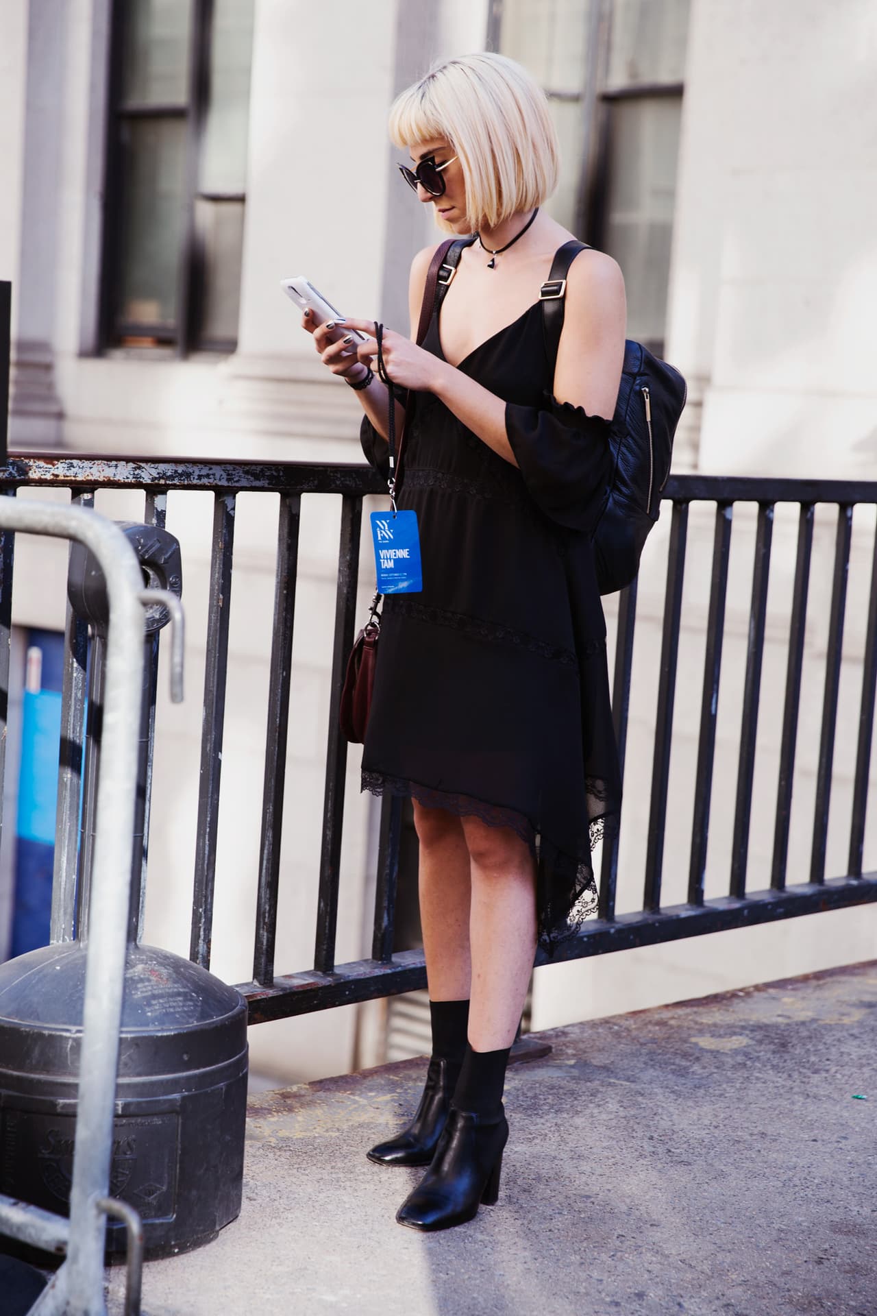 El mito del 
<i>little black dress </i>lo creó de nuevo Chanel al alentar a toda mujer a tener en su armario un vestido que dependiendo con que lo usara pudiera transformarlo en una prenda elegante o normal.