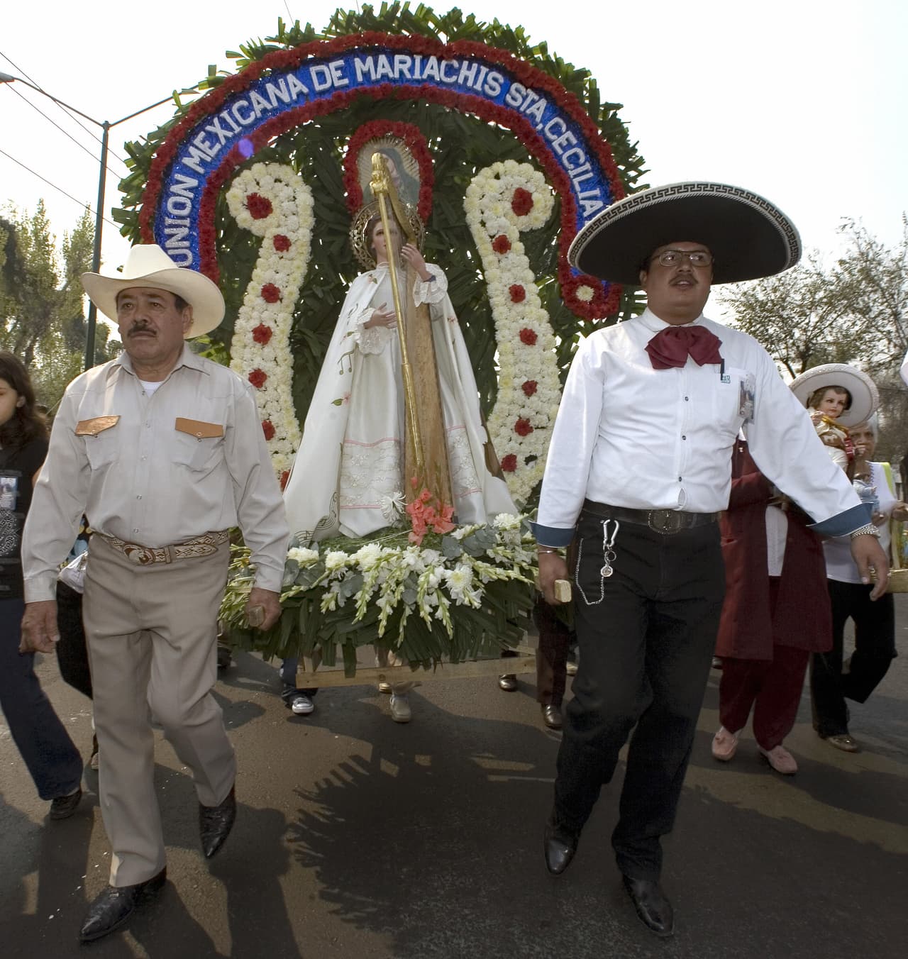 En México, por ejemplo, cada año la reconocida y popular Plaza de Garibaldi, lugar repleto de mariachis, se llena de músicos que ese día le cantan con orgullo a su patrona, agradeciendo y pidiendo favores y honores.