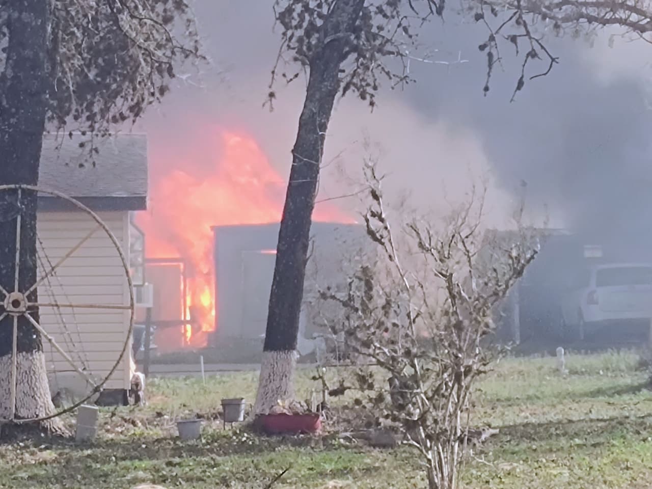 Para ayudar a las personas desplazadas, autpridades habilitaron un refugio temporal en el centro comunitario de Sandy Oaks, en el 4451 de Hickory Haven.