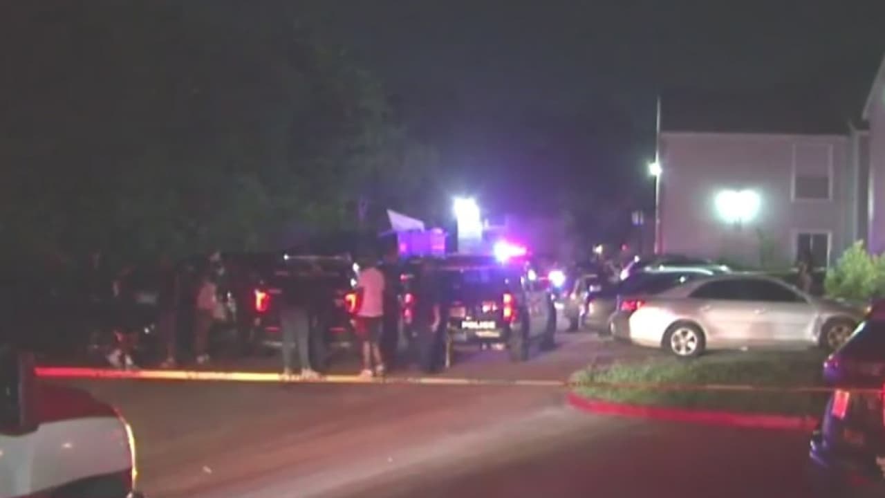 <b><a href="https://twitter.com/houstonpolice/status/1410450742113148928" target="_blank">Las autoridades </a></b>llegaron al complejo de apartamentos después de que un menor, de aproximadamente 10 años, le avisara a su abuela lo que estaba sucediendo en el apartamento. El menor se encuentra hospitalizado, en condición estable, pero los cuerpos de las otras personas fueron hallados en la sala la noche del miércoles.