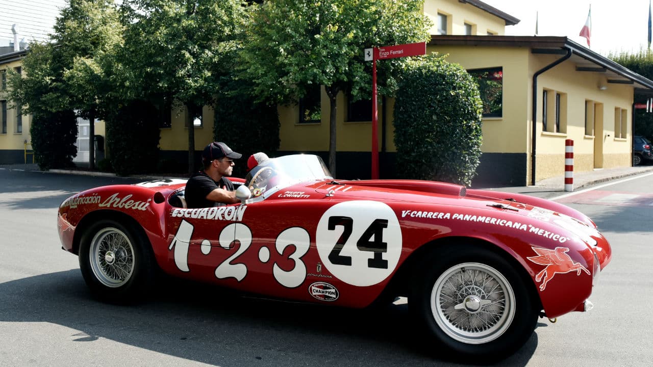 También se realizó un gran desfile de 
<b>500 Ferraris hacia el circuito de Fiorano</b> donde se pudieron ejemplares exclusivos como este que participó en la legendaria Carrera Panamericana de México.