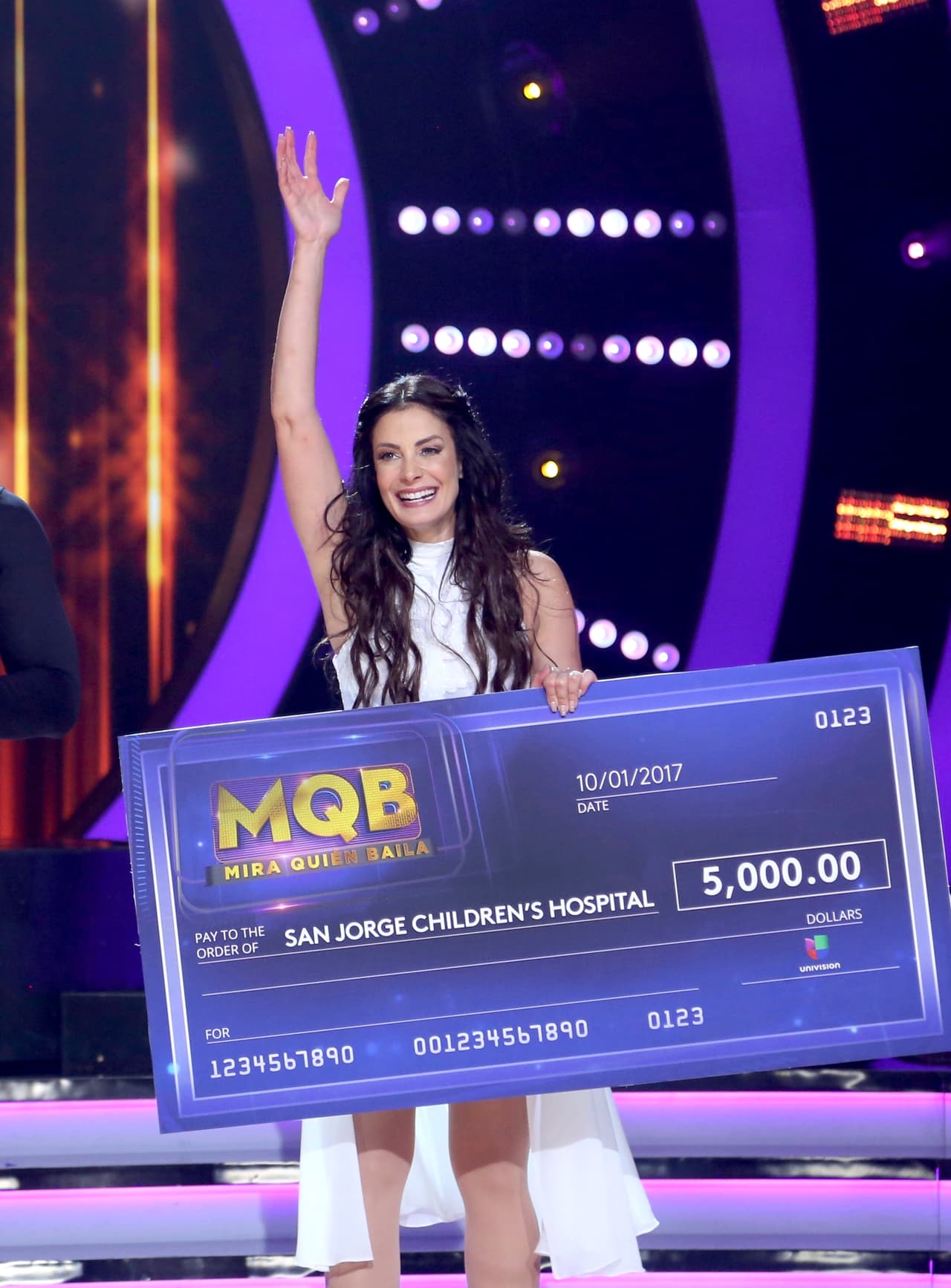 Durante su visita, la boricua de 43 años hizo entrega del cheque simbólico por 
<b>50,000 dólares</b> que ganó en el concurso en noviembre de 2017.
<br>