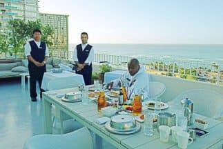 Floyd Mayweather Jr. se prepara para el Pro Bowl y desayuna en Hawaii