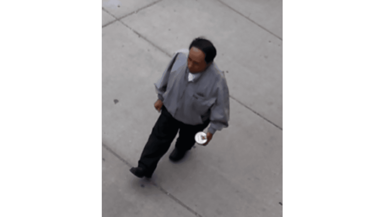 Se estima que el sospechoso mide alrededor de 5 pies de altura y tiene cabello negro con gris.
