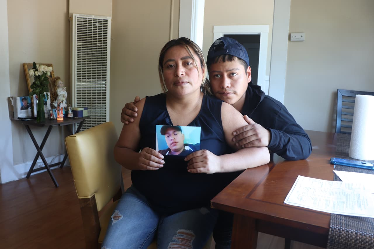 Verónica Morales muestra una fotografía de su hijo, Carlos, quien murió el 22 de junio atropellado por un tren.