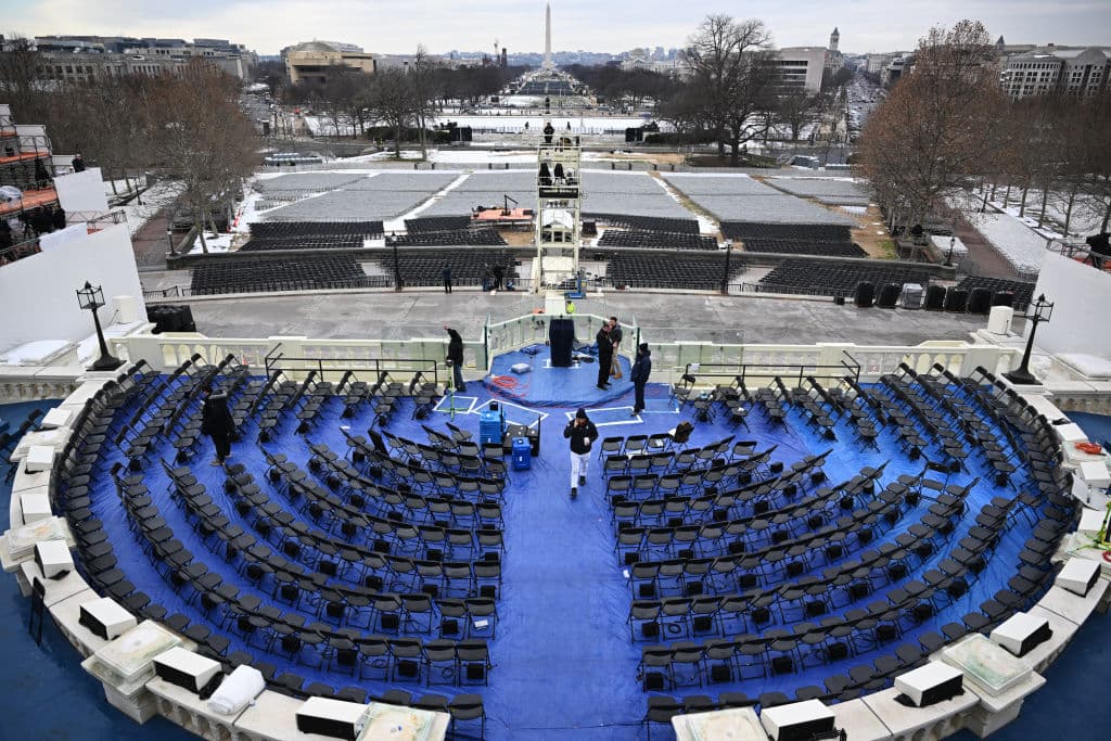 La Policía del Capitolio anunció que las áreas exteriores con boletos estarán cerradas debido al clima extremo. Solo el presidente Joe Biden, miembros del Congreso y dignatarios invitados podrán presenciar la ceremonia desde el interior, donde los trabajadores ya están instalando una pequeña plataforma en la Rotonda.