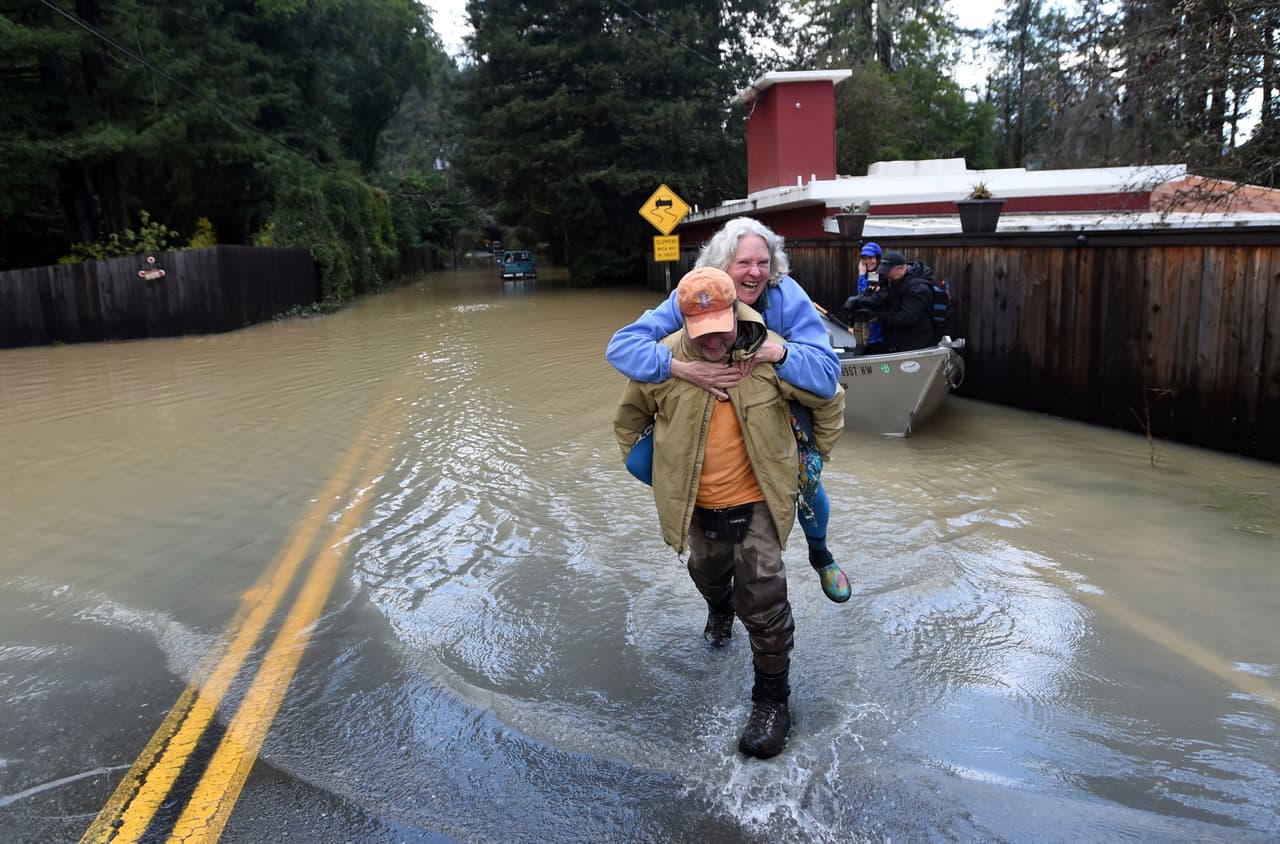 Tras las tormentas que azotaron a California las últimas dos semanas, las inundaciones permanecen a la orden del día, y aún cuando las condiciones del clima parecen mejorar en algunas zonas de la región, las autoridades mantienen las alertas sobre la continuidad de las lluvias. Mientras tanto, esta pareja, afronta la situación de manera creativa y con la mejor disposición.
<br>(Foto AP / Josh Edelson)