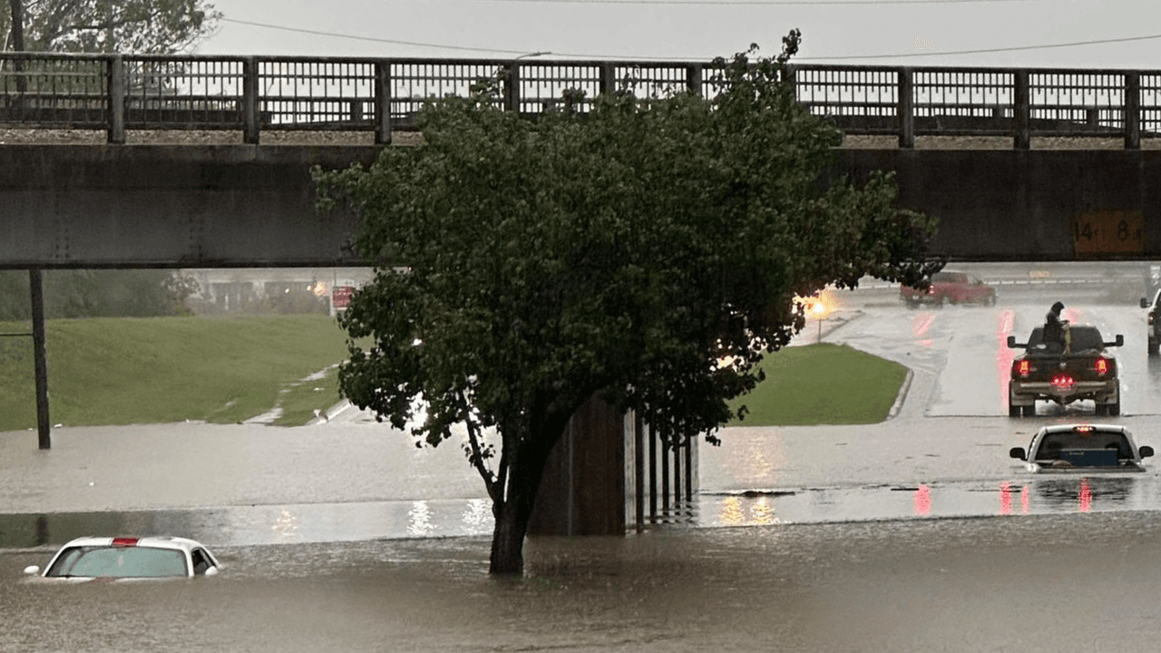 Mueren al menos dos personas por inundaciones en el norte de Texas y rescatan a atrapados