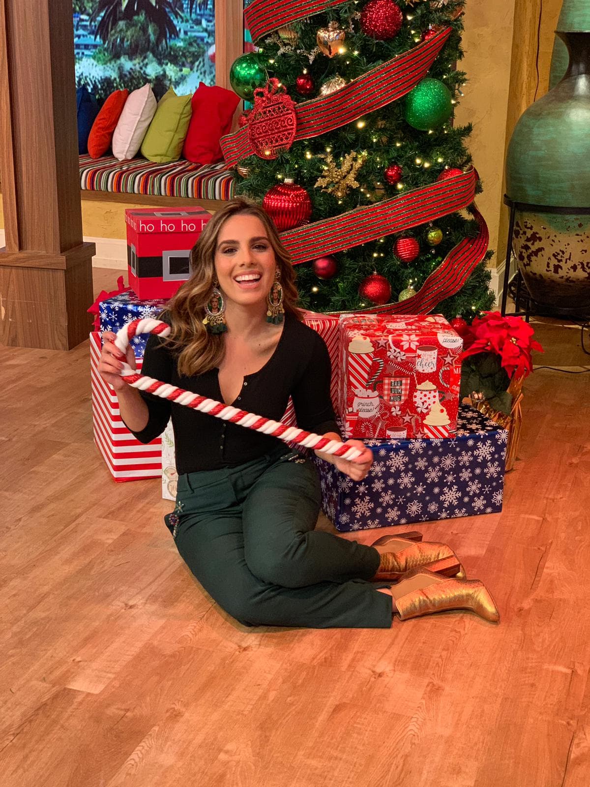 Andrea Chediak también le dio la bienvenida a la Navidad, desde el mejor lugar de todos... el árbol bellamente decorado.