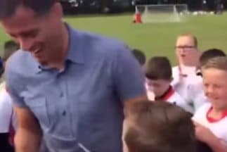 Un niño le pregunta a Jamie Carragher, ex del Liverpool, si Luis Suárez lo mordió