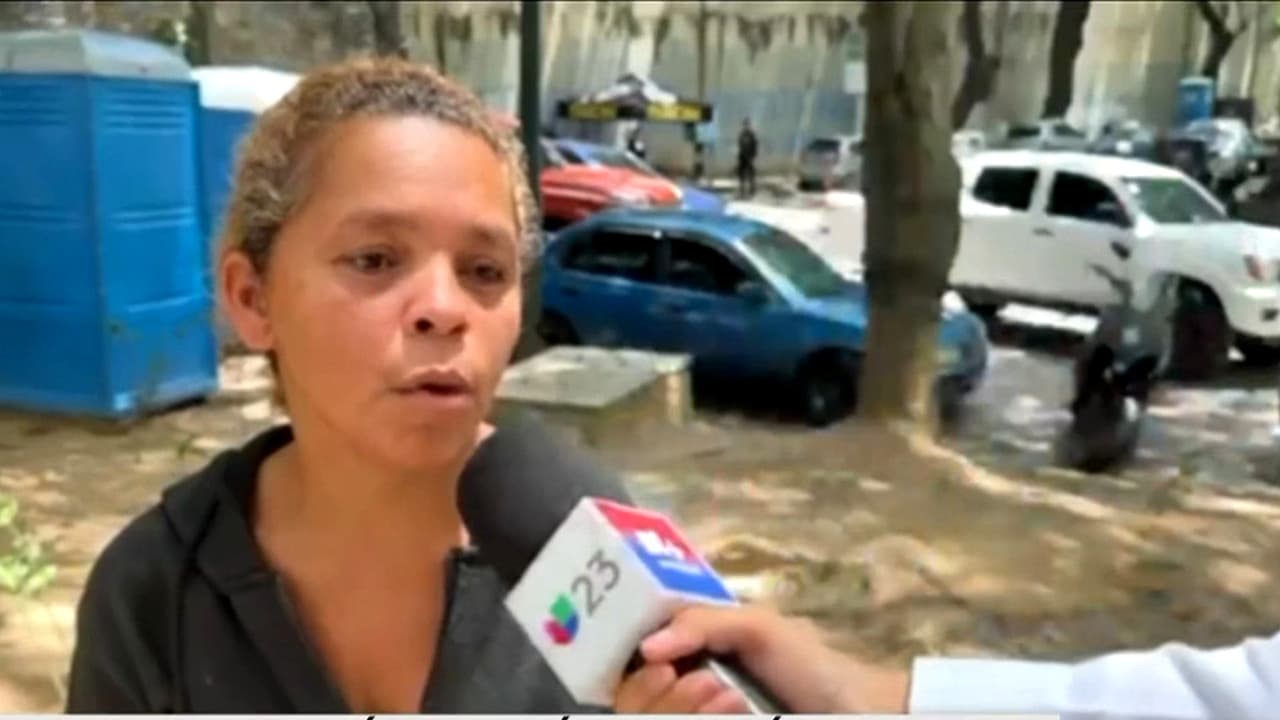 Mujer espera fuera de la morgue en Venezuela; tiene más de una docena de familiares desaparecidos