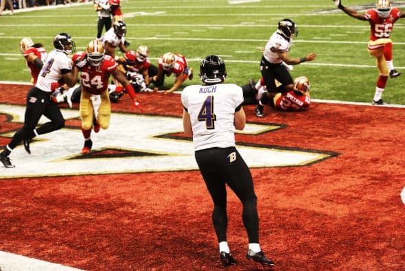 La gran fiesta deportiva del año en Estados Unidos, el Super Bowl de la Liga Nacional de Fútbol Americano (NFL), en su cuadragésima séptima edición, ya forma parte de la historia con los Ravens de Baltimore como nuevos campeones al vencer por 34-31 a los 49ers de San Francisco. Los pronósticos se cumplieron, los Ravens llegaron al Mercedes-Benz Super Dome de Nueva Orleans con el mejor mariscal de campo del momento, Joe Flacco, y la mejor defensa de la NFL, ambos factores se hicieron presentes en los momentos decisivos que hicieron posible el triunfo y el conseguir el segundo trofeo Vince Lombardi en la historia de la franquicia de Baltimore. Flacco, de 28 años, fue el líder perfecto en la primera parte al conseguir tres pases de anotación, que lo dejaron como el sexto mariscal que lo consigue en la historia del Super Bowl y una ventaja parcial de 21-6 al descanso que sería decisiva. El safety Ed Reed, nativo de New Orleans, empataría la mejor marca de la fase final de la NFL con nueve robos aéreos, mientras que Kaepernick quedaría con la mancha de la interceptación que sufrió. Antes que se diese el ya histórico apagón, el primero en un Super Bowl, el receptor abierto Jacoby Jones también quiso entrar en los libros de las marcas al conseguir nada más comenzar el tercer periodo al regresar 108 yardas de "touchdown" una devolución de balón, la mejor de todos los tiempos. Kaepernick y los 49ers vivieron los momentos estelares del partido al conseguir 23 puntos en menos de 13 minutos, 17 fueron consecutivos. Lewis, no brilló como en el primer Super Bowl del 2001 cuando ganó el premio de Jugador Más Valioso (MVP), que esta vez le fue con todos los honores a Flacco, al completar 22 de 33 pases para 287 yardas, sin interceptaciones, pero hizo seis derribos y cuatro fueron "placajes" solitarios. Suficientes para que los Ravens lograsen el segundo trofeo Vince Lombardi en su historia y Lewis pudiese cerrar con broche de oro su legado de 17 temporadas brillantes dentro de la competición de la NFL. Mientras que la revelación de la temporada Kaepernick confirmó que es un mariscal muy especial, lleno de energía, que corre como nadie, que tiene un dinamismo único, pero que todavía no pudo emular a los legendarios Montana y Young, que lo precedieron al frente de los 49ers en los cinco Super Bowls que disputaron y que consiguieron ganar. Los jugadores de los 49er, encabezados por el corredor Frank Gore insistieron que su equipo fue mejor como conjunto que los Ravens se aprovecharon de acciones aisladas. Pero el marcador final estableció que los ganadores fueron los Ravens, por eso dos hermanos, John y Jim Harbaugh, los primeros en la historia de la NFL que dirigieron a los equipos que disputaron un título de Super Bowl, al concluir el partido fueron al encuentro y se dieron un gran abrazo.