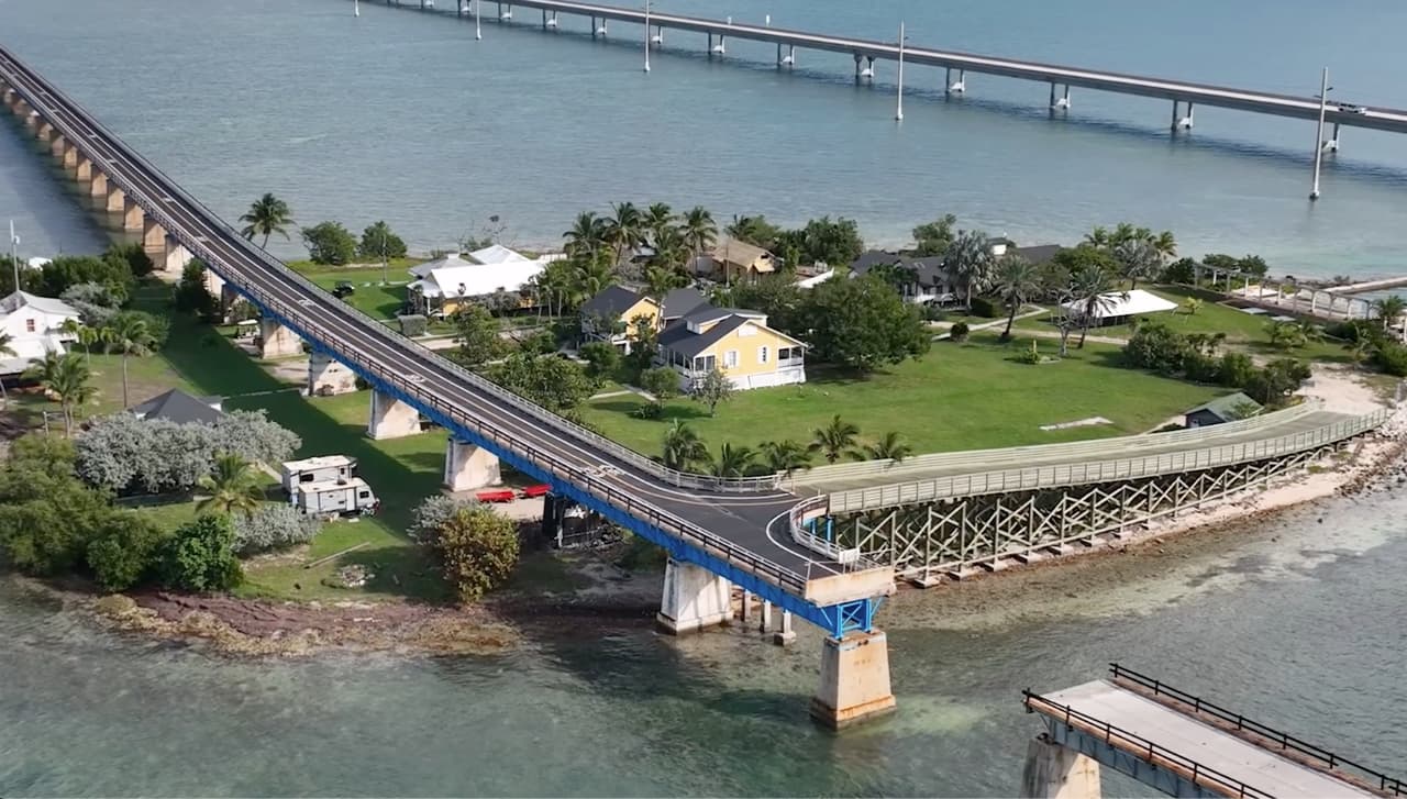 Una mujer que salió a caminar por Los Cayos, lo escuchó y llamó a las autoridades para que los rescataran.