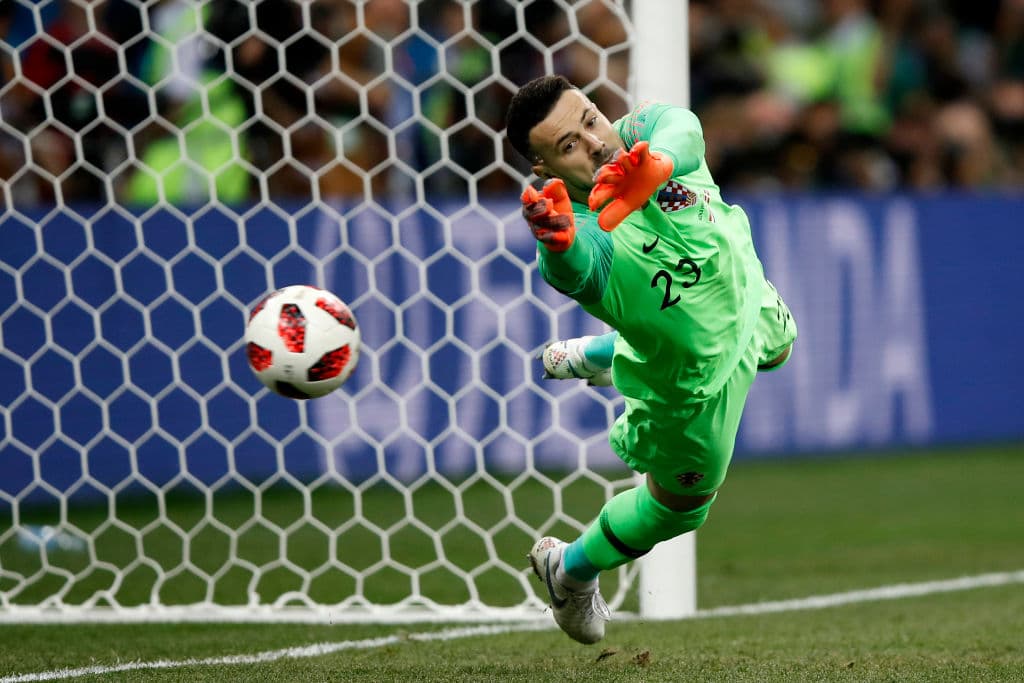 Subasic se lanzó hacia su costado derecho, se estiró cuan largo es y alcanzó a desviar el balón pateado por Eriksen, que se impactó en el poste y salió, fallando en el momento crucial del juego.