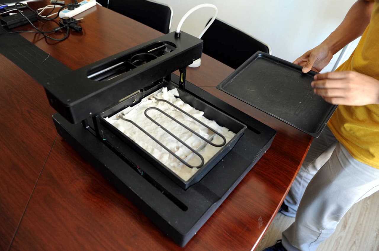 Unos chicos recién graduados de la universidad de Tsinghua en China, inventaron una impresora 3D con la que se hacen crepas de todas las formas.