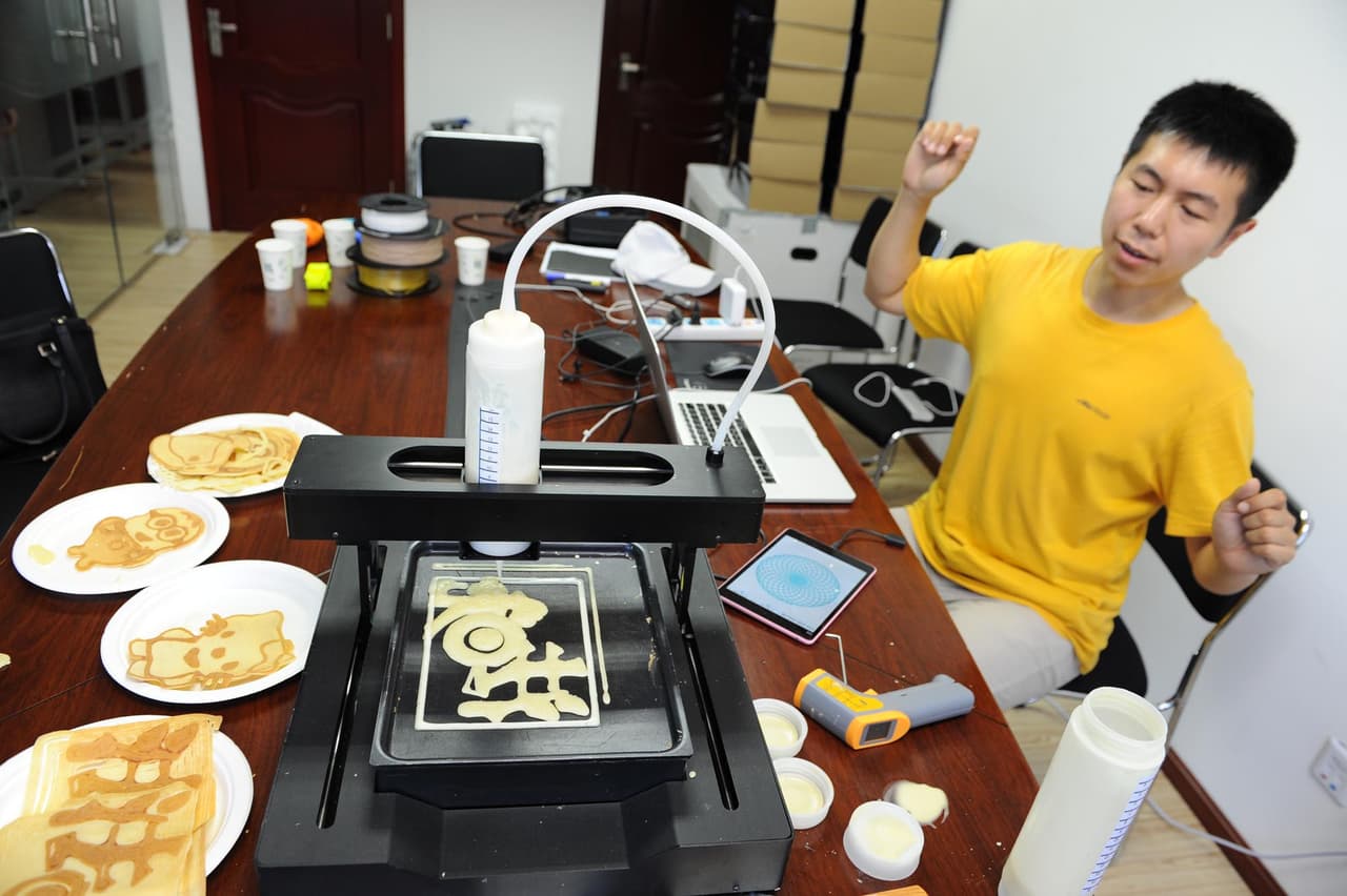 La impresora está conectada a una computadora e imprime cualquier cosa que puedas dibujar en ella.