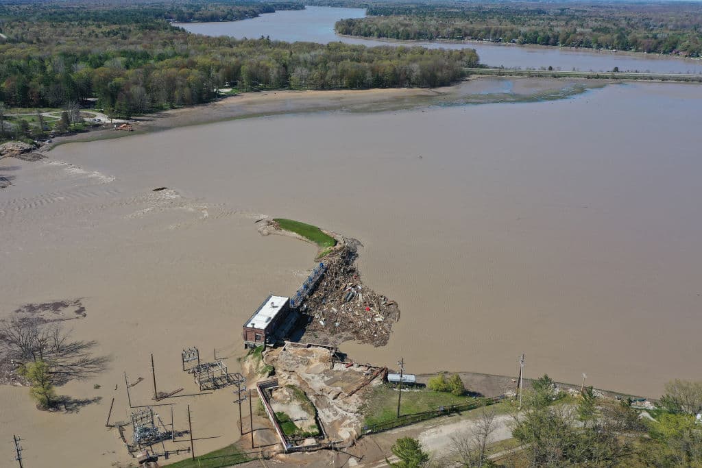 Activan plan de emergencia porque la inundación en Michigan puede arrastrar productos de una planta química