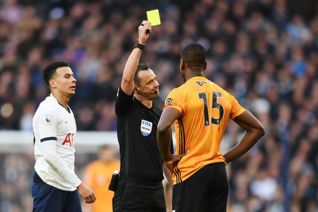 Willy Boly es acreedor a una tajeta amarilla por falta.