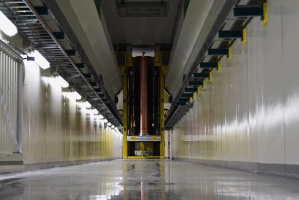 El martes 24 de febrero de 2026, se colocó una carcasa de cobre de prueba en la planta de encapsulado de Posiva en la isla de Olkiluoto, Finlandia.