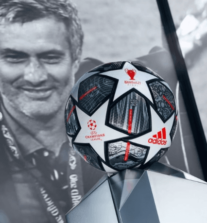 La UEFA Champions League acaba de presentar el balón con el que se jugará la fase final del campeonato. El balón celebra 20 años con el diseño de las estrellas y la inscripción 'Istanbul 2021'.